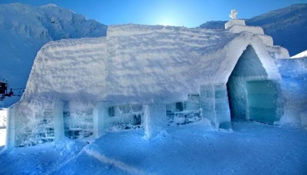 hotel-from-ice-cubes-and-snow-balea-lac-romania